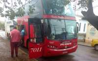 Bandidos trancam cerca de 40 passageiros em bagageiro de ônibus após assalto no Paraná