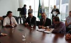 Rio Bonito - Governador assina conv&ecirc;nio para cal&ccedil;amento em assentamentos