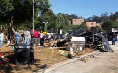 Caminh&atilde;o atinge casas e mata adolescente