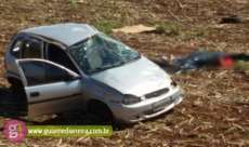 Mulher &eacute; ejetada em capotamento e morre
