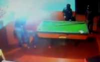 Veja o vídeo de cliente que reage a assalto a bar e é executado com tiro no peito