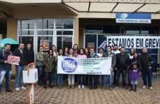 Laranjeiras - Nesta terça dia 21, funcionários do INSS e UFFS realizaram manifestação