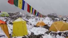 Alpinista registra momento da avalanche no Everest. Veja o v&iacute;deo
