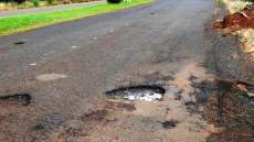 Laranjeiras - Enormes buracos em rua da cidade coloca a população em risco