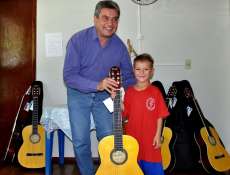 Tr&ecirc;s Barras - Crian&ccedil;as do Centro de Apoio recebem viol&otilde;es para aulas de m&uacute;sicas