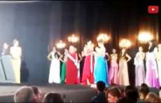 No concurso Miss Amazonas, concorrente enfurecida tira a coroa da cabe&ccedil;a de eleita. Veja o v&iacute;deo