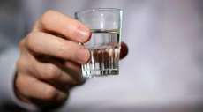 Crian&ccedil;a de 3 anos entra em coma alco&oacute;lico ap&oacute;s tomar vodka pura