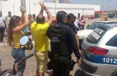 Preso por pistolagem vota algemado, &eacute; ovacionado por eleitores e eleito vereador
