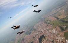 Paraquedistas morrem ap&oacute;s colis&atilde;o durante salto