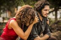 'Velho Chico': Tereza e Miguel encontram cavalo de Santo com mancha de sangue