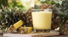 Suco "detox amarelo" de abacaxi e pera &eacute; vers&atilde;o deliciosa para desinchar: benef&iacute;cios