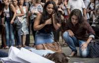 'Rock Story': Julia v&ecirc; Alex na rua e sofre grave acidente