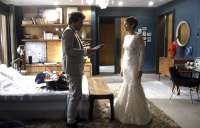 'A Lei do Amor': Let&iacute;cia flagra Tiago olhando foto de Isabela