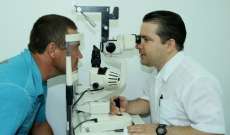  Legenda: Dr Claudio atendendo pacientes no Centro Municipal de Sa&uacute;de.