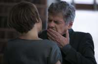 'A Lei do Amor': Ti&atilde;o tenta roubar beijo de Hel&ocirc; e acaba se dando mal