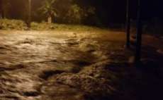 Forte chuva causa enchente e deixa desabrigados em Paranagu&aacute;