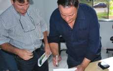 Pinh&atilde;o - Prefeito Odir, vereadores e o deputado Hussein Bakri assinam emenda de 600 mil