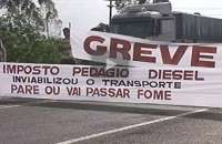 Caminhoneiros interditam trechos de 27 rodovias estaduais e federais no Paraná