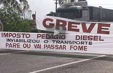 Caminhoneiros interditam trechos de 27 rodovias estaduais e federais no Paran&aacute;