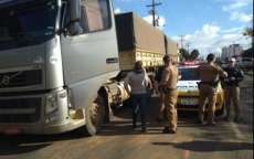 Carreta arrasta um carro por cinco quadras e colide contra outros tr&ecirc;s ve&iacute;culos