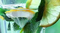 Suco seca-barriga de lim&atilde;o com hortel&atilde; e manjeric&atilde;o: adepta ensina receita. Confira!