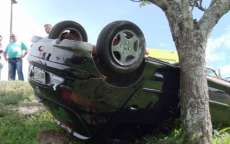 Guarania&ccedil;u - Autom&oacute;vel de Ibema capota no trevo de acesso &agrave; Cascavel
