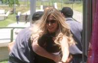 'A Lei do Amor': Luciane &eacute; presa por trabalhar como camel&ocirc;