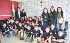 Catanduvas - Prefeito entrega premia&ccedil;&atilde;o para estudante vencedora do Concurso de Reda&ccedil;&atilde;o