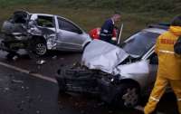 Carreta e dois carros se envolvem em acidente na BR-277
