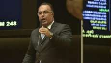 C&acirc;mara aprova cassa&ccedil;&atilde;o do deputado Andr&eacute; Vargas