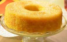 Rosca cremosa de fub&aacute; com coco combina com caf&eacute; e dia de chuva. Experimente!