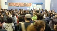 Em protesto, estudantes fecham pr&eacute;dio da Reitoria da UFPR