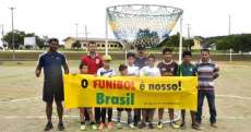 Reserva do Iguaçu - Meninos da escolinha de campo conhecem o Funibol, o esporte reservense