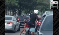 Motorista flagra assalto no Rio de Janeiro na tarde desta quinta dia 22. Veja o vídeo