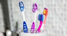 Guardar escovas de dentes em recipientes coletivos traz riscos &agrave; sa&uacute;de