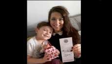 Menino de 4 anos junta dinheiro e leva a m&atilde;e divorciada para jantar no Valentine's Day
