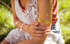 Tatuagem met&aacute;lica ajuda a compor o visual de ver&atilde;o