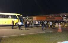 Armados com fuzis, ladr&otilde;es assaltam tr&ecirc;s &ocirc;nibus de turismo no PR