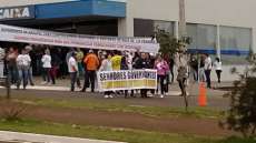 Quedas - Manifestantes fecham as portas do BB e da Caixa Econ&ocirc;mica Federal