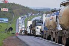 Paran&aacute; amanhece com seis rodovias federais bloqueadas por caminhoneiros