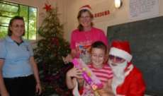 Porto Barreiro - Prefeita Marinez acompanha Papai Noel na entrega de presentes