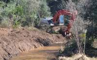 Pinh&atilde;o - Secretaria de Obras faz Desassoreamento de c&oacute;rrego nos bairros Azal&eacute;ia e Nossa Senhora Aparecida
