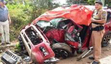 Acidente entre carro e caminh&atilde;o mata uma pessoa e arranca poste