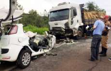 Carro e caminh&atilde;o batem de frente e dois morrem