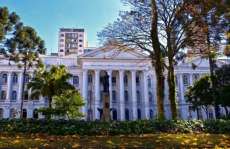 Manifestantes ocupam pr&eacute;dio hist&oacute;rico da UFPR