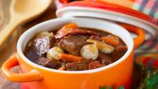 Fa&ccedil;a carne de panela em cubos