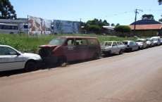 Pinh&atilde;o - Mais uma prefeitura que exp&otilde;em para a popula&ccedil;&atilde;o carros "sucateados"