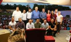 Ibema - Centenas de pessoas comparecem para acompanhar a chegada do Papai Noel