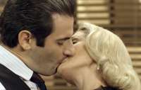 '&Ecirc;ta Mundo Bom': Sandra e Ara&uacute;jo se beijam