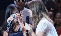 Anitta chora ao cantar com Sandy em programa na TV